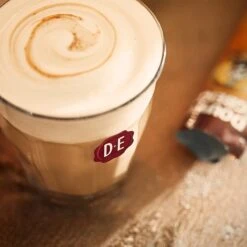 Douwe Egberts Verwenkoffie Latte Caramel Oploskoffie - 5 X 8 Zakjes 14 Douwe Egberts Verwenkoffie Latte Caramel Oploskoffie - 5 X 8 Zakjes -Koffiemelk Winkel 1200x1200 301